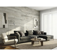 Modernes Wohnzimmer mit Wandverkleidung in heller Holzoptik, grauem Ecksofa, Couchtisch und Teppich. Helle und strukturierte Atmosphäre.