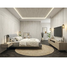 Modernes Schlafzimmer mit hellen Wand- und Deckenpaneelen in Holzoptik, indirekter Beleuchtung, Doppelbett und dunklem Fischgrätboden.