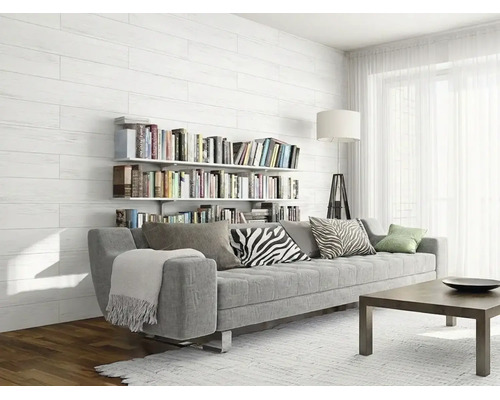 Modernes Wohnzimmer mit weißer Wandverkleidung in Holzoptik, einem grauen Sofa und Bücherregalen an der Wand. Hell und ordentlich.