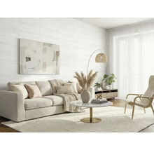 Helles, modernes Wohnzimmer mit weißer Wandpaneele in Holzoptik, beigem Sofa, rundem Marmortisch und Bogenlampe mit Rattanschirm.