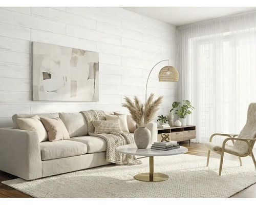 Helles, modernes Wohnzimmer mit weißer Wandpaneele in Holzoptik, beigem Sofa, rundem Marmortisch und Bogenlampe mit Rattanschirm.