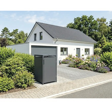 Mülltonnenbox aus Metall vor einem hellen Einfamilienhaus mit Garage, Blumengarten und gepflasterter Einfahrt.