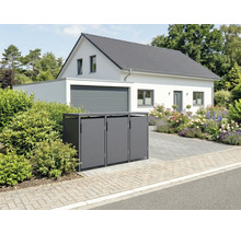 Mülltonnenbox aus Metall für drei Tonnen vor einem modernen Einfamilienhaus mit Garage und Garten.