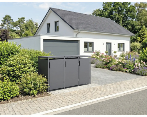 Mülltonnenbox aus Metall für drei Tonnen vor einem modernen Einfamilienhaus mit Garage und Garten.