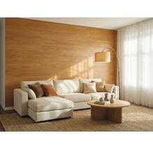 Hell gestaltetes Wohnzimmer mit Wandpaneelen in Holzoptik, großem Ecksofa, rundem Holztisch und Stehlampe auf einem Naturteppich.