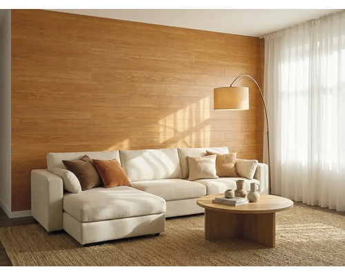 Hell gestaltetes Wohnzimmer mit Wandpaneelen in Holzoptik, großem Ecksofa, rundem Holztisch und Stehlampe auf einem Naturteppich.