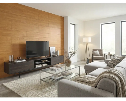 Modernes Wohnzimmer mit Wandpaneelen in Holzoptik hinter einem dunklen Fernsehmöbel und einem hellgrauen Sofa auf einem hellen Teppich.