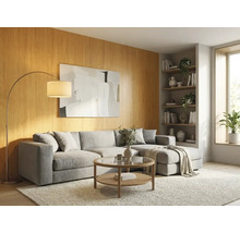 Hell gestaltetes Wohnzimmer mit grauem Ecksofa, rundem Couchtisch aus Holz, Bogenlampe und Wandpaneelen aus Holz.