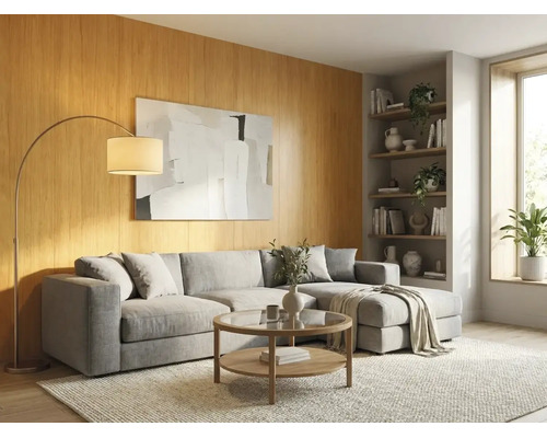 Hell gestaltetes Wohnzimmer mit grauem Ecksofa, rundem Couchtisch aus Holz, Bogenlampe und Wandpaneelen aus Holz.