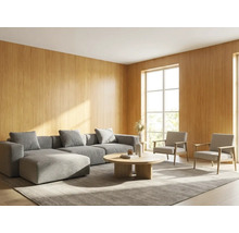 Modernes, helles Wohnzimmer mit Wandpaneelen in Holzoptik, einem grauen Modulsofa, einem runden Couchtisch aus Holz und zwei Sesseln auf einem Teppich.
