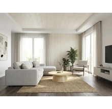 Helles, geräumiges Wohnzimmer mit hellem Ecksofa, rundem Holztisch auf einem Juteteppich, Zimmerpflanzen und großen Fenstern mit Vorhängen.