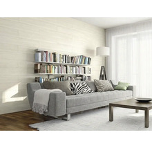 Modernes helles Wohnzimmer mit Wandfliesen in Holzoptik, grauem Sofa, Wandregalen voller Bücher und einer Stehlampe.