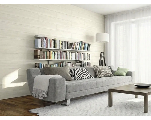 Modernes helles Wohnzimmer mit Wandfliesen in Holzoptik, grauem Sofa, Wandregalen voller Bücher und einer Stehlampe.