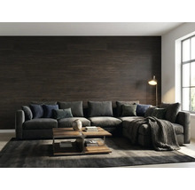 Modernes Wohnzimmer mit Wandverkleidung aus dunklem Holz, einem Ecksofa mit Kissen und einem Couchtisch auf einem Teppich.