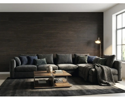 Modernes Wohnzimmer mit Wandverkleidung aus dunklem Holz, einem Ecksofa mit Kissen und einem Couchtisch auf einem Teppich.