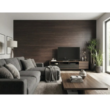 Modernes Wohnzimmer mit einer Akzentwand aus Wandpaneelen in dunkler Holzoptik, grauem Ecksofa und Holz-Couchtisch.