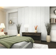 Modernes Schlafzimmer mit Wandpaneelen mit dezentem Blumenmuster, einem Holz-Sideboard und dekorativen Bodenvasen mit Zweigen.