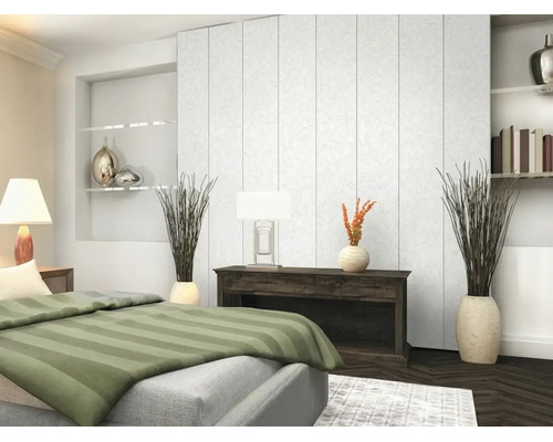 Modernes Schlafzimmer mit Wandpaneelen mit dezentem Blumenmuster, einem Holz-Sideboard und dekorativen Bodenvasen mit Zweigen.