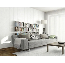 Modernes, helles Wohnzimmer mit großem grauem Sofa, Wandregalen voller Bücher, einem Couchtisch aus Holz und großen Fenstern mit Vorhängen.