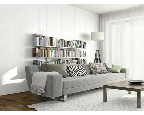 Modernes, helles Wohnzimmer mit großem grauem Sofa, Wandregalen voller Bücher, einem Couchtisch aus Holz und großen Fenstern mit Vorhängen.