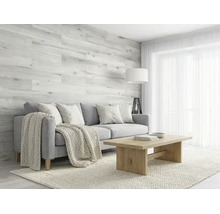 Modernes helles Wohnzimmer mit Wandverkleidung in Holzoptik, grauem Sofa, hölzernem Couchtisch und hellem Teppich.