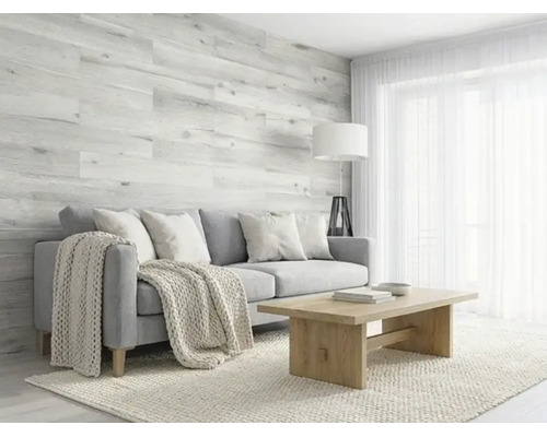 Modernes helles Wohnzimmer mit Wandverkleidung in Holzoptik, grauem Sofa, hölzernem Couchtisch und hellem Teppich.