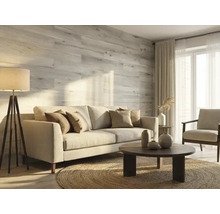 Modernes Wohnzimmer mit Wandverkleidung in Holzoptik, hellem Sofa, dunklem Couchtisch auf rundem Jute-Teppich und einer Stehlampe.