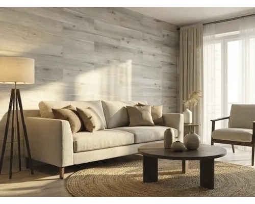 Modernes Wohnzimmer mit Wandverkleidung in Holzoptik, hellem Sofa, dunklem Couchtisch auf rundem Jute-Teppich und einer Stehlampe.
