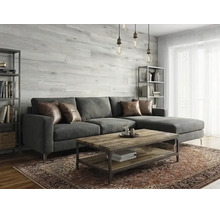 Helles, modernes Wohnzimmer mit Wandpaneelen in Holzoptik, dunkelgrauem Ecksofa, hölzernem Couchtisch und gemustertem Teppich.