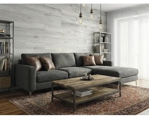Helles, modernes Wohnzimmer mit Wandpaneelen in Holzoptik, dunkelgrauem Ecksofa, hölzernem Couchtisch und gemustertem Teppich.