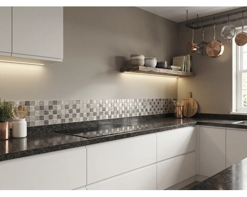 Moderne Küche mit weißen Schränken, dunkler Arbeitsplatte in Granitoptik und einem Fliesenspiegel aus Mosaikfliesen.