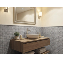 Modernes Badezimmer mit hängendem Waschtisch aus Holz, weißem Aufsatzwaschbecken und grauen Mosaikfliesen an der Wand.