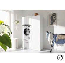 Moderner Waschmaschinenschrank mit integriertem Trockner und Beischrank in einer hellen Waschküche. (Image AI modified or generated)