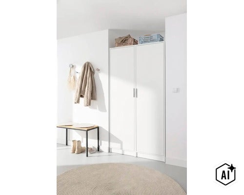 Weißer zweitüriger Garderobenschrank in einem hellen, modern eingerichteten Flur mit Sitzbank und rundem Teppich. (Image AI modified or generated)