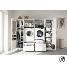 Moderner, weißer Hausarbeitsraum-Schrank mit Waschmaschine, Trockner, Regalen und Schubladen für eine organisierte Waschküche. (Image AI modified or generated)