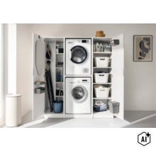 Weißer Waschmaschinenschrank mit Stellplatz für Waschmaschine, Trockner sowie Regalen für Wäschekörbe und Reinigungsutensilien. (Image AI modified or generated)