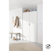 Heller Flur mit zweitürigem weißem Garderobenschrank, Holzbank und rundem Teppich (Image AI modified or generated)