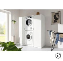 Weißer Waschmaschinenschrank als Kombination mit Hochschränken für Waschmaschine und Trockner in einem hellen Hausarbeitsraum. (Image AI modified or generated)