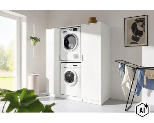 Weißer Waschmaschinenschrank als Kombination mit Hochschränken für Waschmaschine und Trockner in einem hellen Hausarbeitsraum. (Image AI modified or generated)
