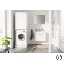 Modernes, helles Badezimmer mit einem weißen Waschmaschinenschrank über einer Waschmaschine, einem Waschtisch mit Unterschrank und Spiegel. (Image AI modified or generated)