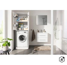 Modernes Badezimmer mit weißem Waschmaschinenschrank, integrierter Waschmaschine, Waschtisch mit Unterschrank und Spiegel. (Image AI modified or generated)