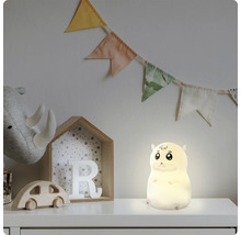 LED-Nachtlicht in Hamsterform auf einem Regal in einem hellen Kinderzimmer neben Holzspielzeug und einer Wimpelkette.