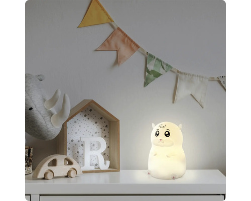 LED-Nachtlicht in Hamsterform auf einem Regal in einem hellen Kinderzimmer neben Holzspielzeug und einer Wimpelkette.
