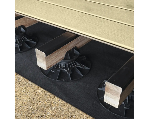 Verstellbare Stelzlager für die Unterkonstruktion einer Terrasse mit Holzbalken und Terrassendielen.