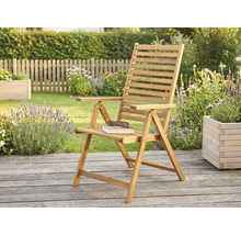 Holz-Klappsessel für den Garten auf einer Holzterrasse in einer hellen Gartenumgebung mit Pflanzen und Holzzaun.