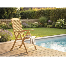 Klappbarer Gartenstuhl aus Holz mit Armlehnen auf einer Holzterrasse neben einem Pool im hellen, organisierten Garten.