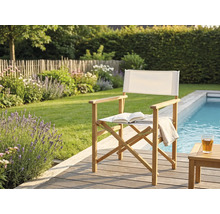 Klappstuhl aus Holz mit weißem Stoffbezug auf einer Holzterrasse am Pool im Garten.