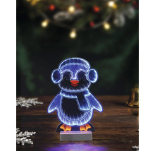 LED-Dekoleuchte Pinguin mit Infinity-Lichteffekt, Ohrenschützern und Schal auf einer Holzoberfläche.
