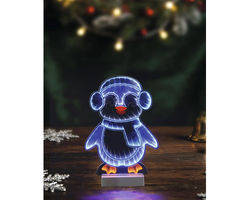 LED-Dekoleuchte Pinguin mit Infinity-Lichteffekt, Ohrenschützern und Schal auf einer Holzoberfläche.
