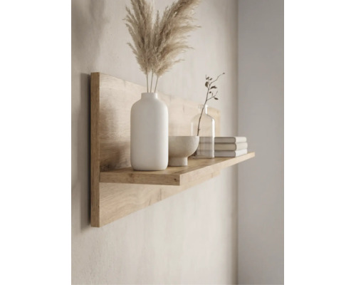 Wandboard aus Holz mit Rückwand, dekoriert mit Vasen, einer Schale und Büchern in einem hellen, minimalistischen Design.